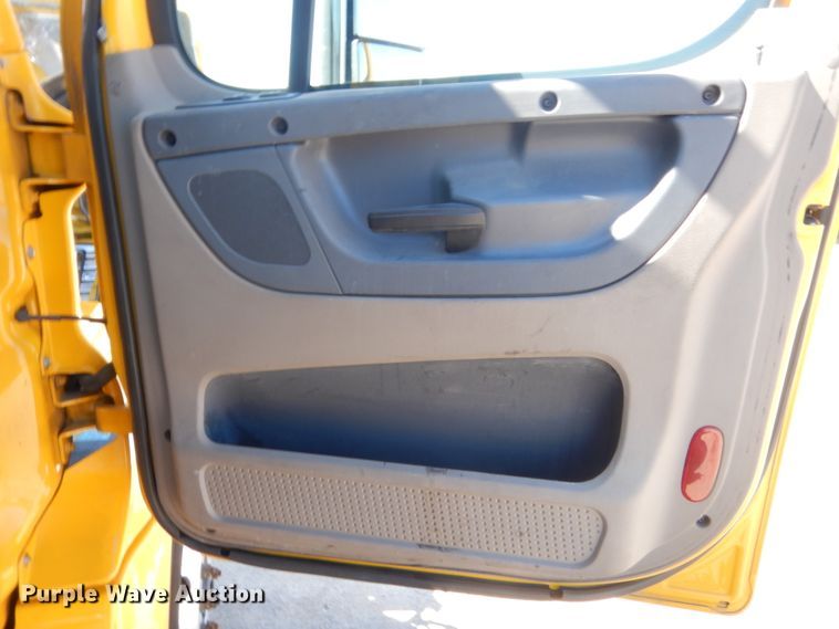 image for item ET9189 2017 Freightliner Cascadia 125  semi truck