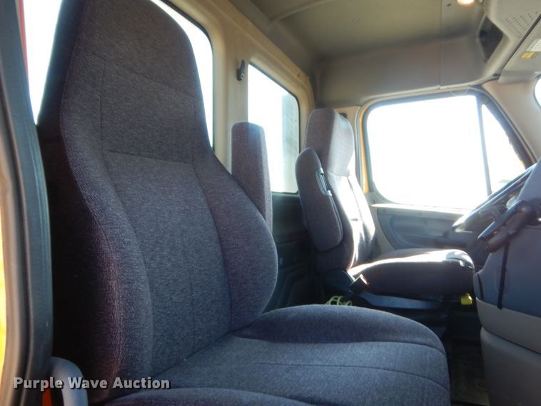 image for item ET9189 2017 Freightliner Cascadia 125  semi truck