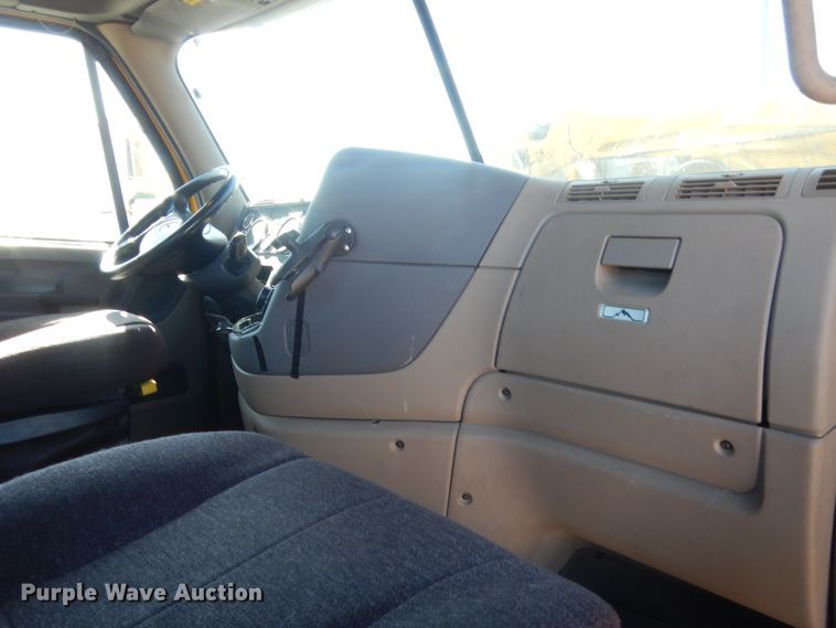 image for item ET9189 2017 Freightliner Cascadia 125  semi truck