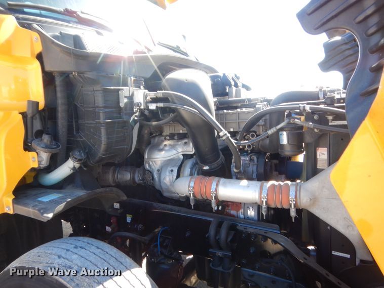 image for item ET9189 2017 Freightliner Cascadia 125  semi truck