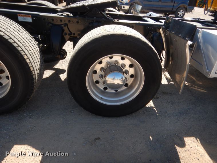 image for item ET9189 2017 Freightliner Cascadia 125  semi truck