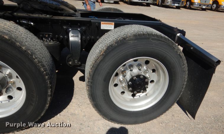 image for item ET9189 2017 Freightliner Cascadia 125  semi truck