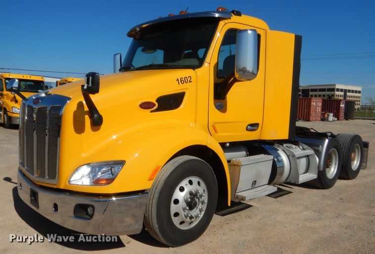 image for item ET9190 2016 Peterbilt 579  semi truck