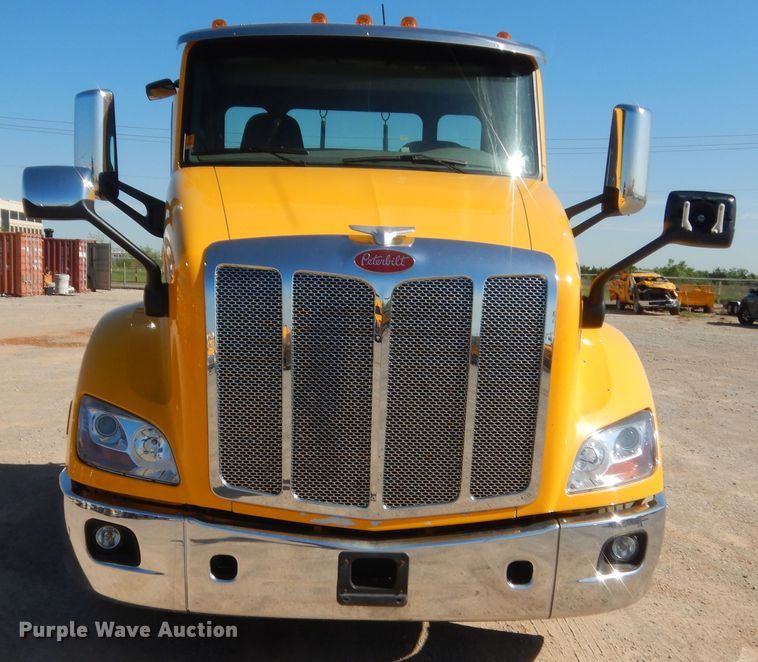 image for item ET9190 2016 Peterbilt 579  semi truck