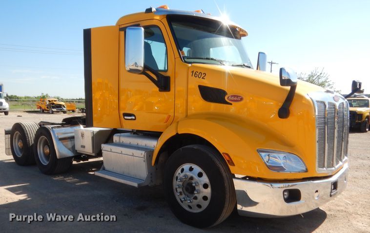 image for item ET9190 2016 Peterbilt 579  semi truck