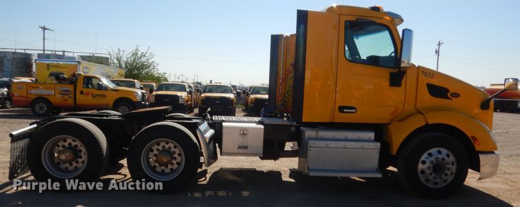 image for item ET9190 2016 Peterbilt 579  semi truck