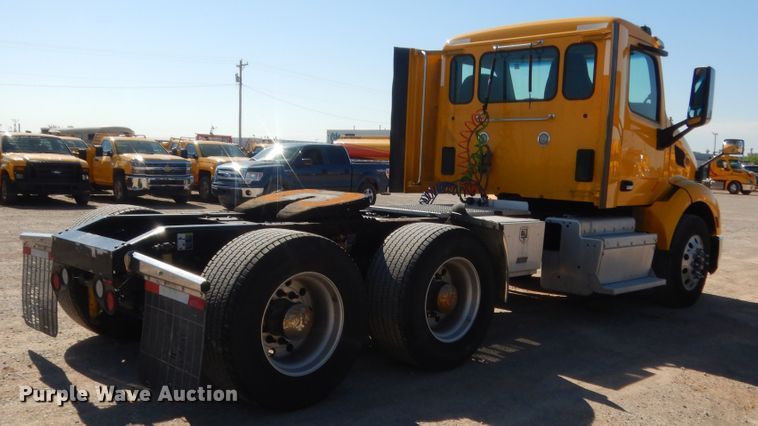 image for item ET9190 2016 Peterbilt 579  semi truck