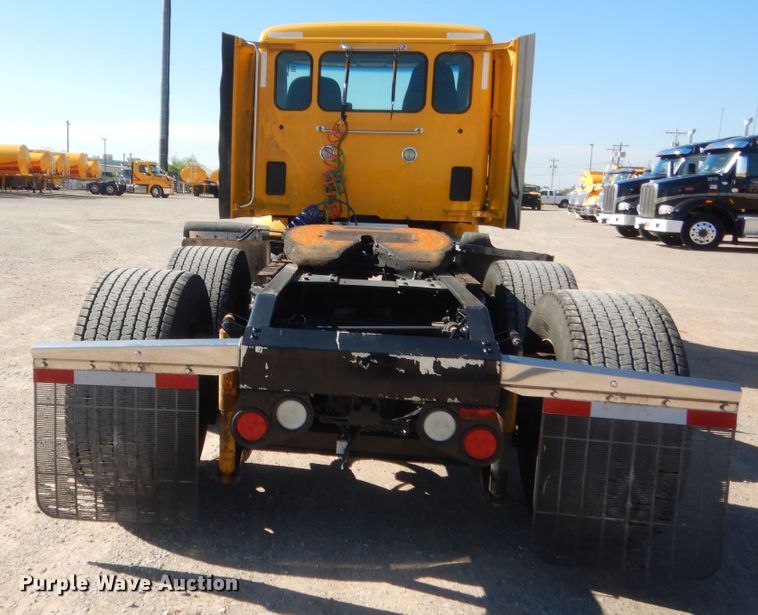 image for item ET9190 2016 Peterbilt 579  semi truck