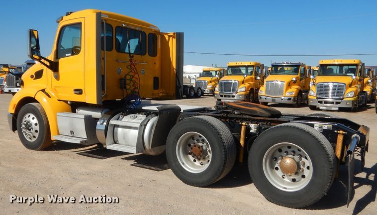 image for item ET9190 2016 Peterbilt 579  semi truck