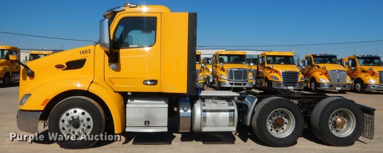 image for item ET9190 2016 Peterbilt 579  semi truck