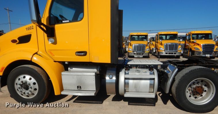 image for item ET9190 2016 Peterbilt 579  semi truck