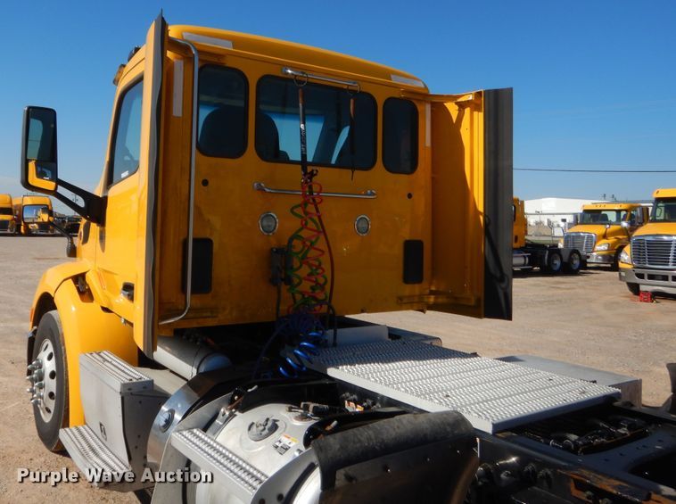 image for item ET9190 2016 Peterbilt 579  semi truck