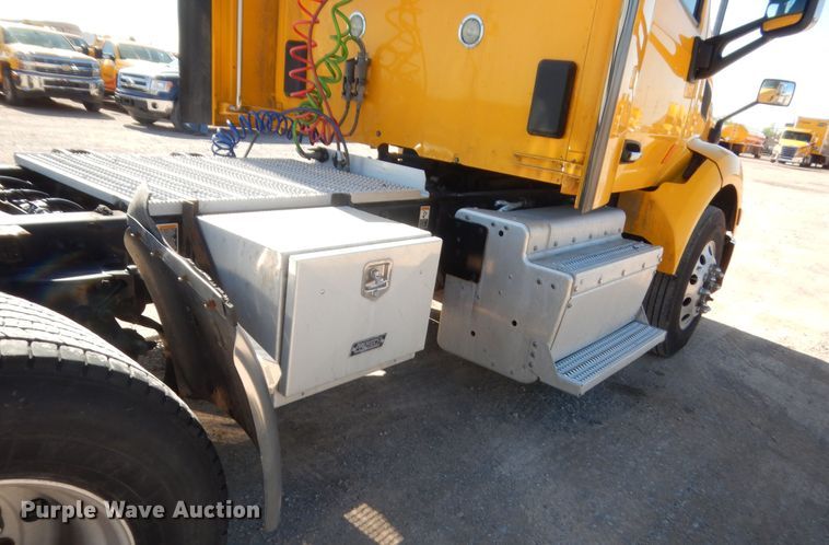 image for item ET9190 2016 Peterbilt 579  semi truck