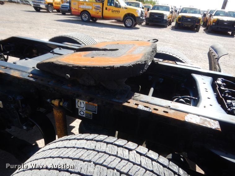 image for item ET9190 2016 Peterbilt 579  semi truck