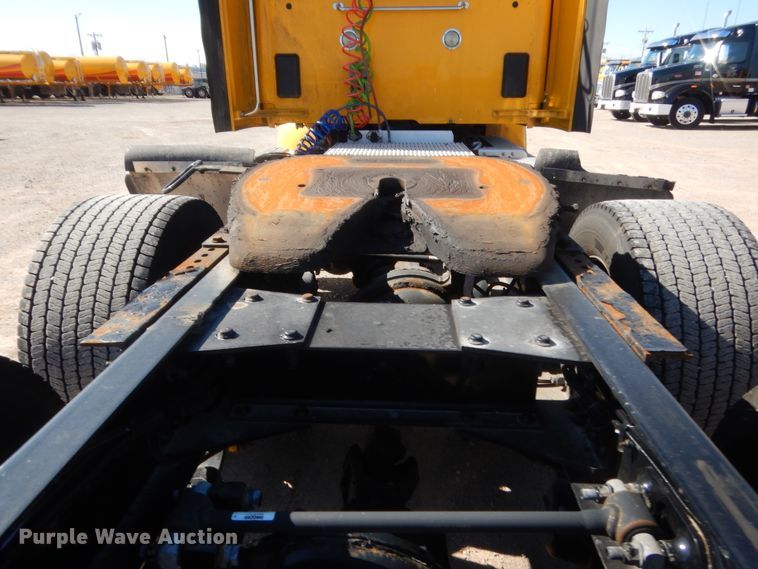 image for item ET9190 2016 Peterbilt 579  semi truck