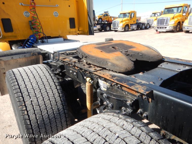 image for item ET9190 2016 Peterbilt 579  semi truck