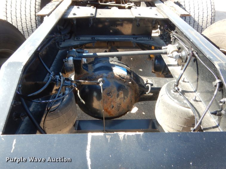 image for item ET9190 2016 Peterbilt 579  semi truck