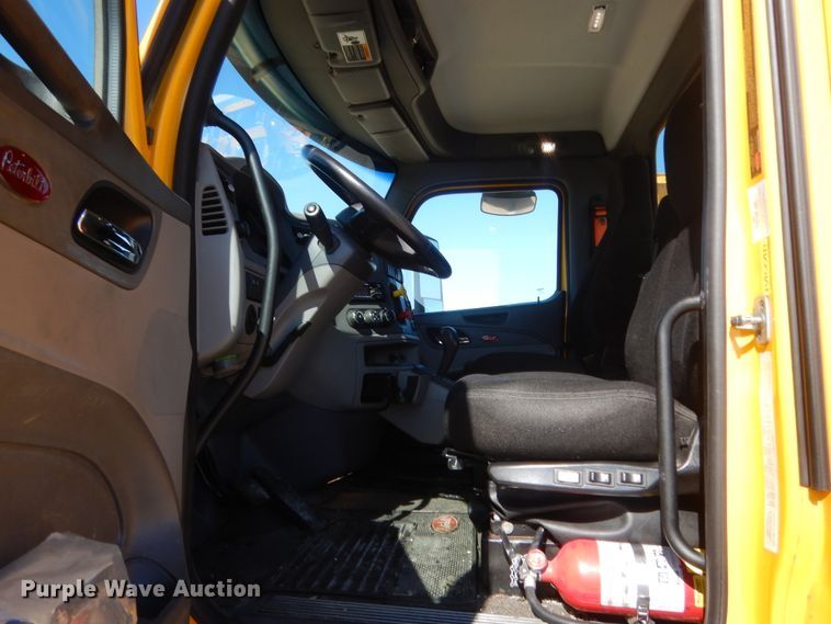 image for item ET9190 2016 Peterbilt 579  semi truck