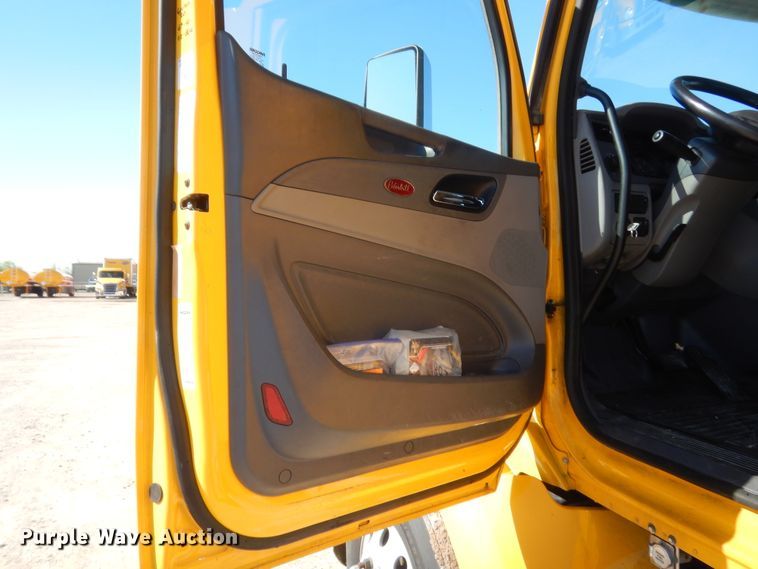 image for item ET9190 2016 Peterbilt 579  semi truck