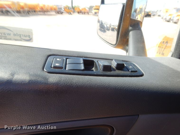 image for item ET9190 2016 Peterbilt 579  semi truck