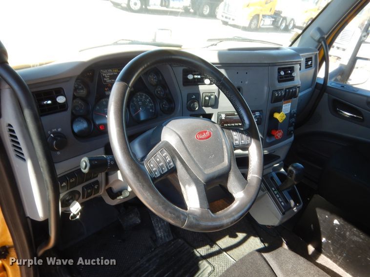 image for item ET9190 2016 Peterbilt 579  semi truck