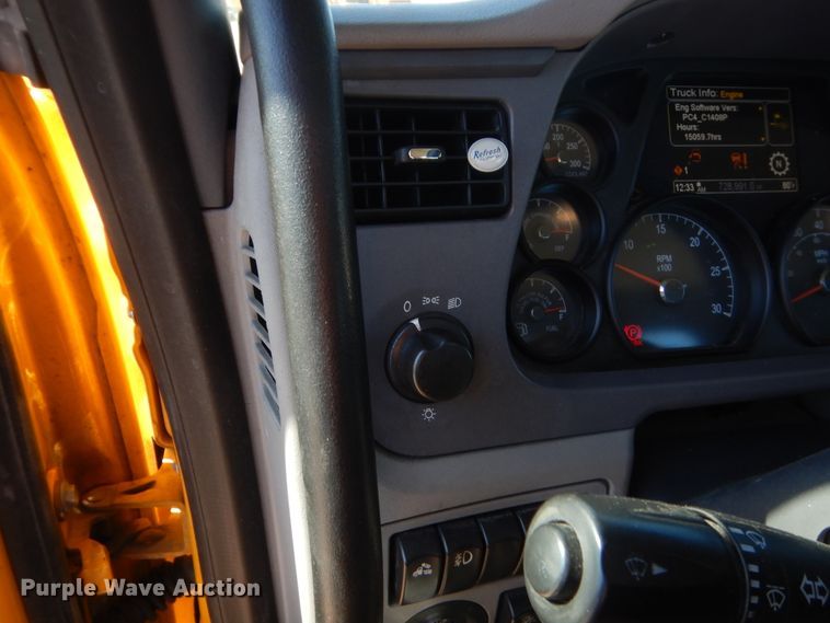 image for item ET9190 2016 Peterbilt 579  semi truck