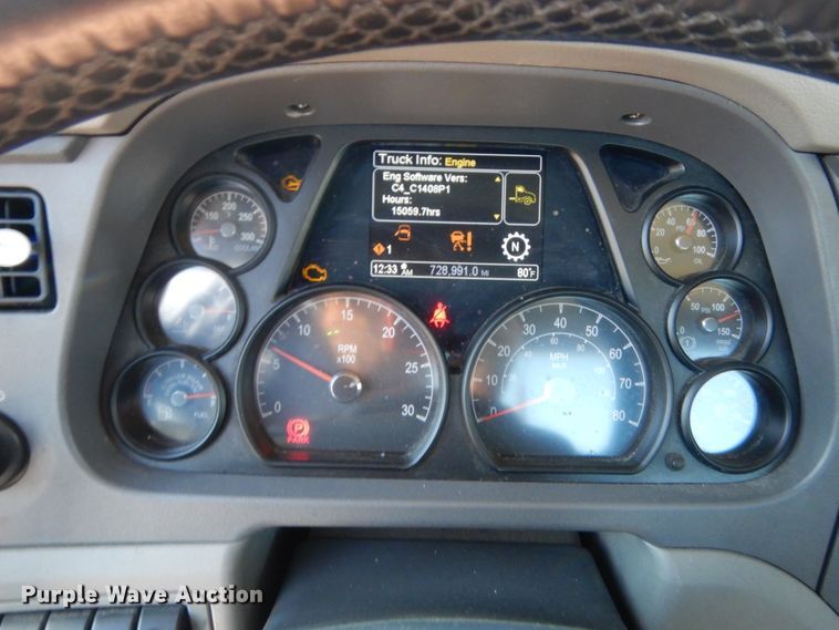 image for item ET9190 2016 Peterbilt 579  semi truck