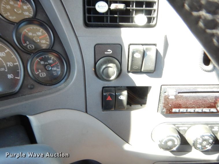 image for item ET9190 2016 Peterbilt 579  semi truck