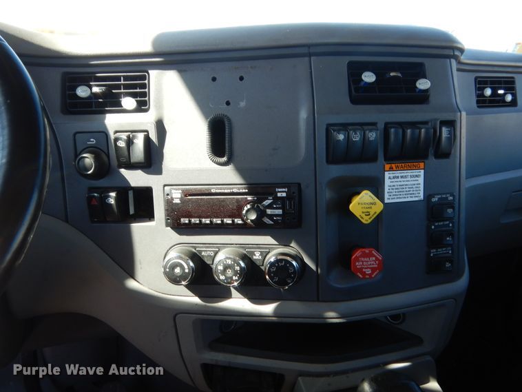 image for item ET9190 2016 Peterbilt 579  semi truck