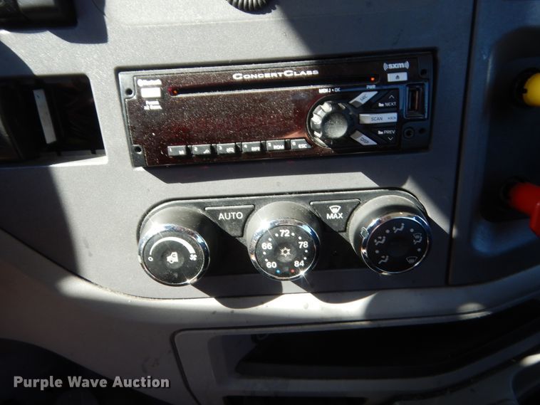 image for item ET9190 2016 Peterbilt 579  semi truck