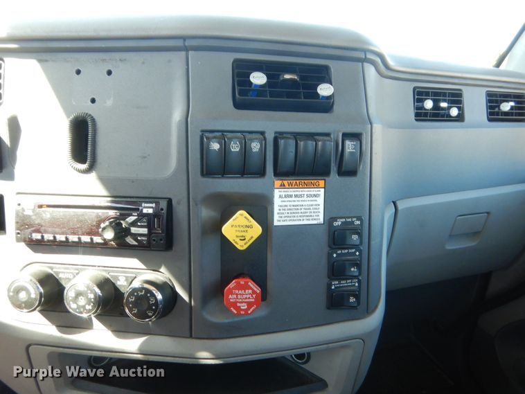 image for item ET9190 2016 Peterbilt 579  semi truck