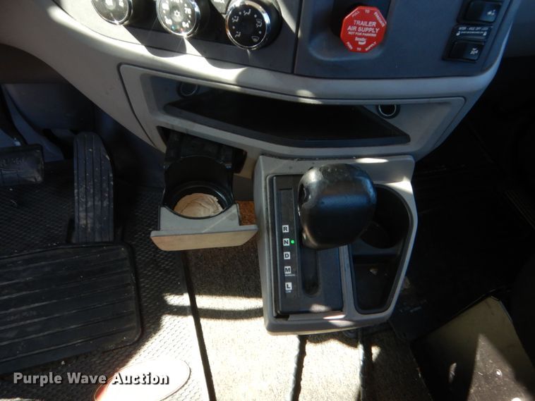 image for item ET9190 2016 Peterbilt 579  semi truck