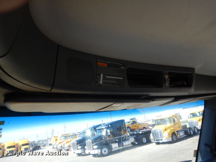 image for item ET9190 2016 Peterbilt 579  semi truck