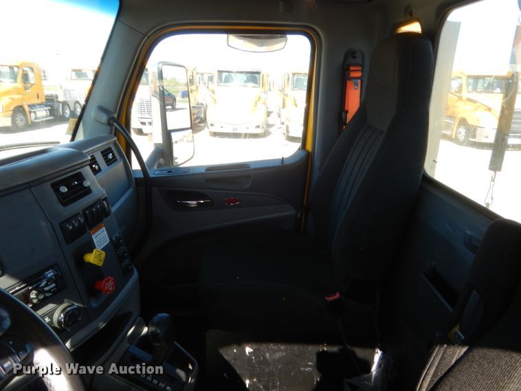 image for item ET9190 2016 Peterbilt 579  semi truck