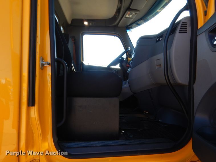 image for item ET9190 2016 Peterbilt 579  semi truck