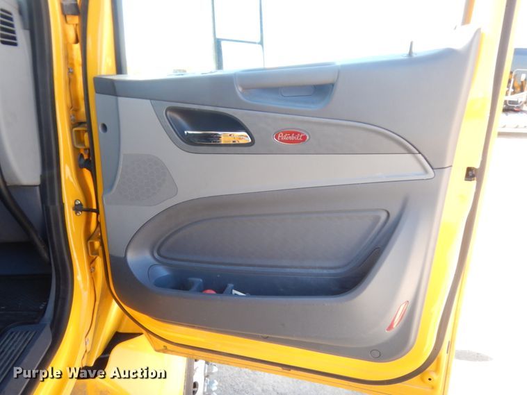 image for item ET9190 2016 Peterbilt 579  semi truck