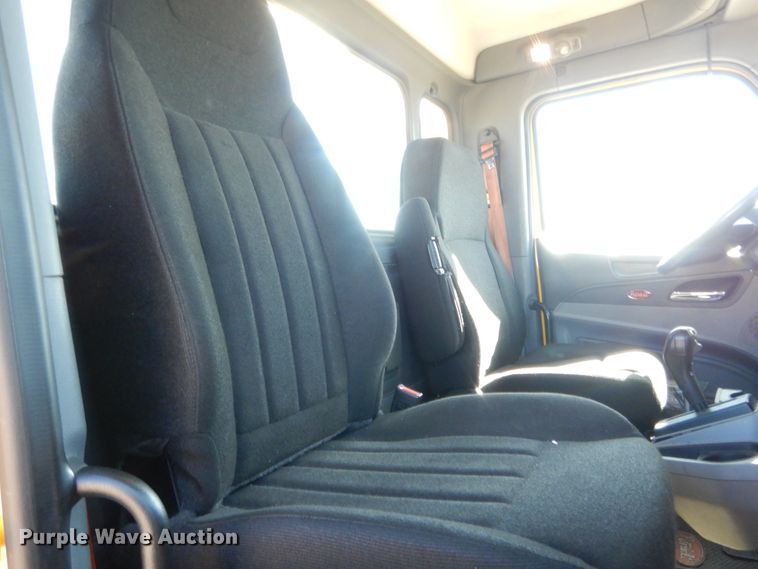 image for item ET9190 2016 Peterbilt 579  semi truck