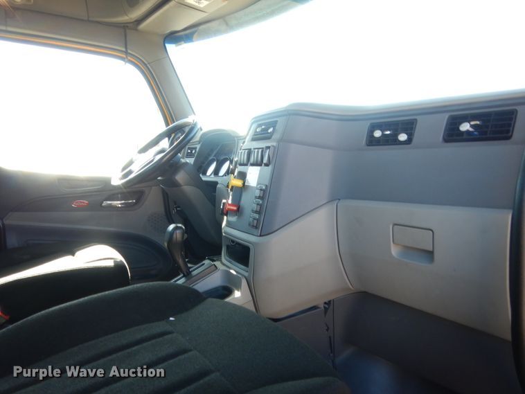 image for item ET9190 2016 Peterbilt 579  semi truck