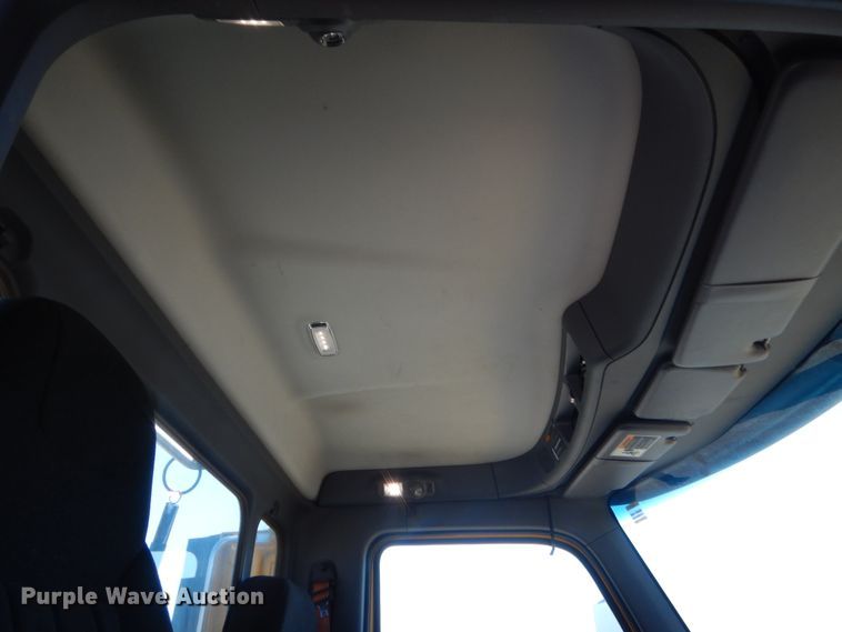 image for item ET9190 2016 Peterbilt 579  semi truck