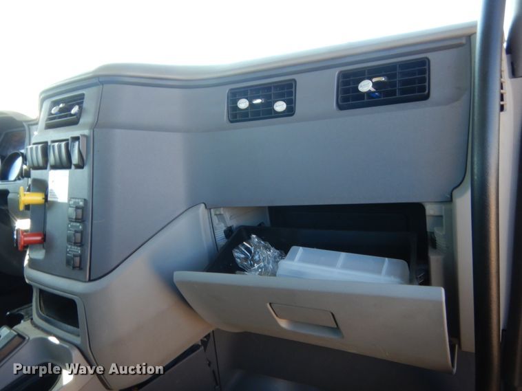 image for item ET9190 2016 Peterbilt 579  semi truck