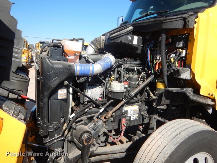 image for item ET9190 2016 Peterbilt 579  semi truck