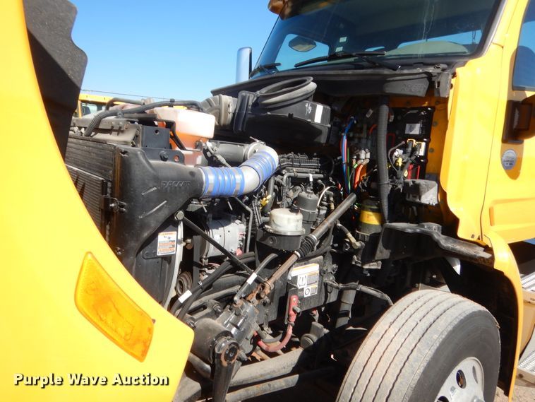 image for item ET9190 2016 Peterbilt 579  semi truck