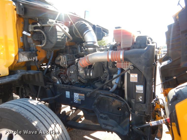 image for item ET9190 2016 Peterbilt 579  semi truck