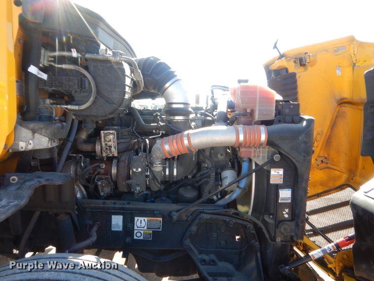 image for item ET9190 2016 Peterbilt 579  semi truck