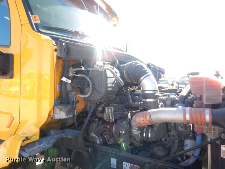 image for item ET9190 2016 Peterbilt 579  semi truck