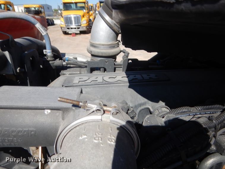 image for item ET9190 2016 Peterbilt 579  semi truck