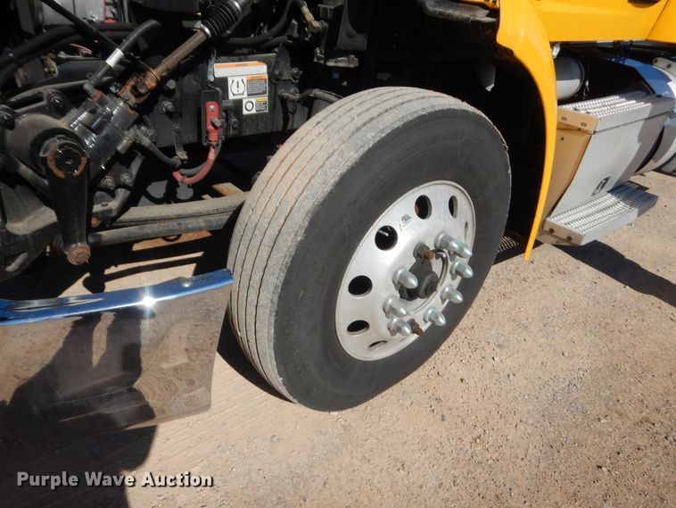 image for item ET9190 2016 Peterbilt 579  semi truck