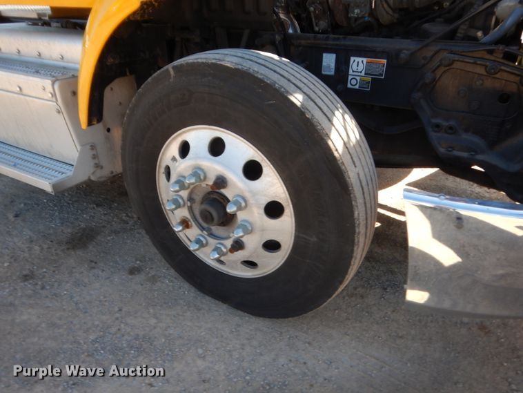 image for item ET9190 2016 Peterbilt 579  semi truck