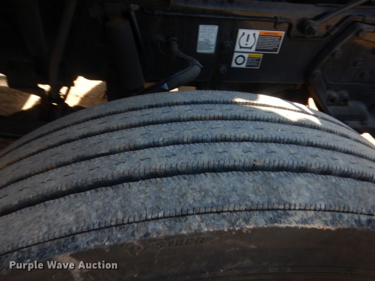 image for item ET9190 2016 Peterbilt 579  semi truck