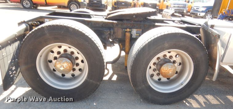 image for item ET9190 2016 Peterbilt 579  semi truck